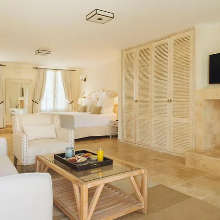 Otel La Bastide Des Salins