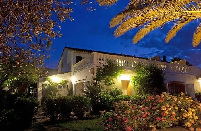 Otel La Bastide Des Salins 4*