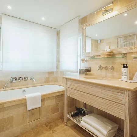 La Bastide Des Salins فندق