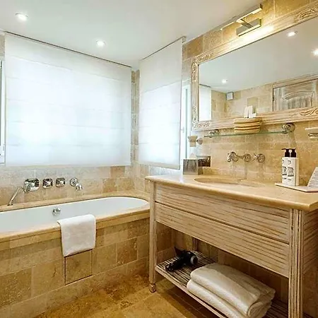 Hotel La Bastide Des Salins 4*