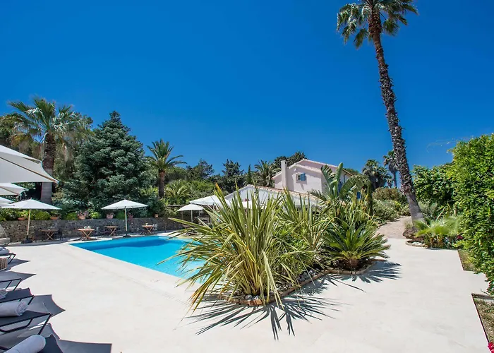 호텔 La Bastide Des Salins 4*